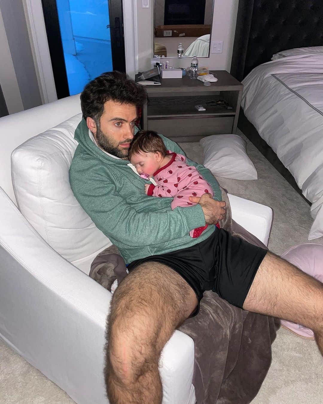 ジュゼッペ・ロッシのインスタグラム：「Napping at it’s finest 🥱😴❤️❤️ #girldad #myheart #neverlettinggo」