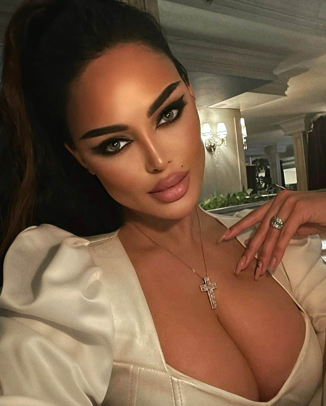 Nita Kuzminaのインスタグラム：「Лучшее использование жизни — любовь.  Лучше выражение любви — время.  Лучшее время для любви — СЕЙЧАС! 🖤🕊 (Р.Варрен)」