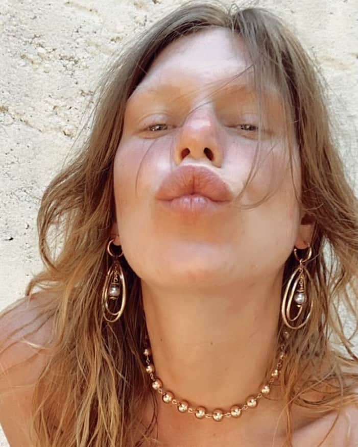 ダニジョーのインスタグラム：「Natural beauty 💋 p.s. shop the 25% off sitewide sale now with code FEB25」