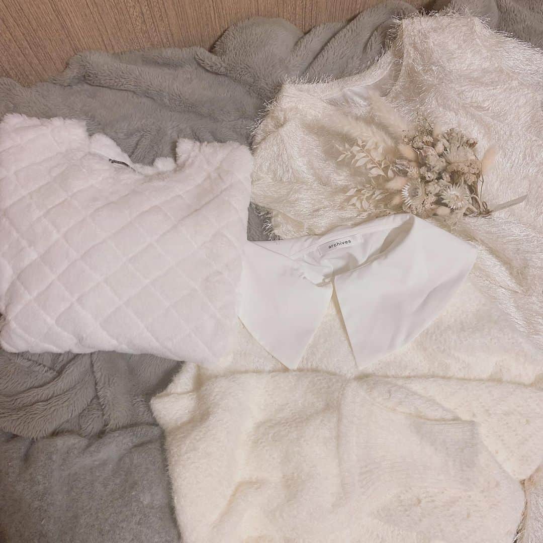 山田如凜のインスタグラム：「ㅤㅤㅤㅤㅤㅤㅤㅤㅤㅤㅤㅤㅤ ここ最近買ったお洋服は白ばかり☁️ どうしても、白やベージュのお洋服を 選びがちなんだけど春夏は カラーをとりいれたコーデにしたい♡ ㅤㅤㅤㅤㅤㅤㅤㅤㅤㅤㅤㅤㅤ ㅤㅤㅤㅤㅤㅤㅤㅤㅤㅤㅤㅤㅤ  #置き画 #置き画くら部 #置き画倶楽部 #ニット #白ニット #白コーデ #オールホワイト #冬コーデ #zara #archives」