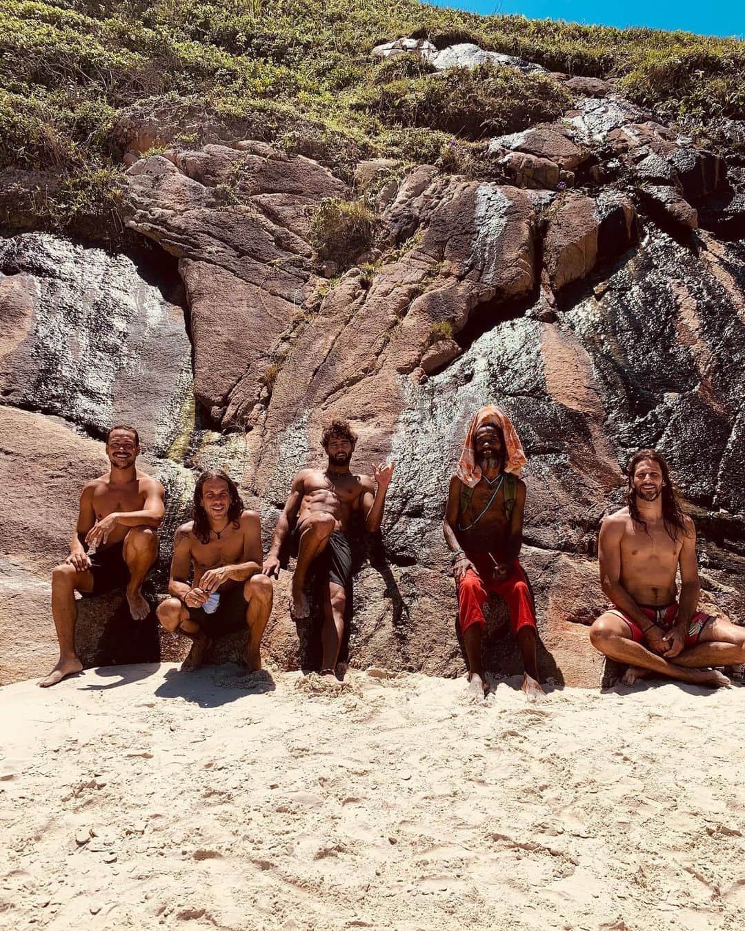 マーロン・テシェイラのインスタグラム：「—- 🍀💫 “Those who have true friends have discovered a treasure for all eternity.” 🙌🙏🙌 —- “A importância de uma verdadeira amizade não é só quando celebramos! E sim quando somos abrigo; quando somos amigos; quando somos irmãos; quando estendemos as mãos; quando doamos o nosso coração.” 🌻🐒✌🏽 Quem tem amigos verdadeiros descobriu um tesouro para toda a eternidade. 🙌🙏🙌 —- 🎩...Peace&Light...♻️ —- #PrainhaEncantada #TodasAsTribos #VidaSimples #PensamentoElevado #GoodVibesOnly」