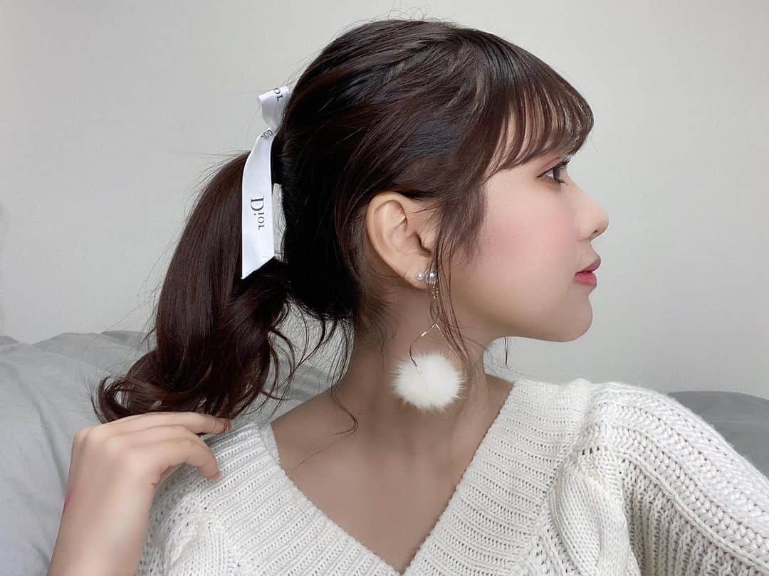 RIiNAのインスタグラム：「おはようございます🌞 今日YouTube動画アップします✌️ 編集終わらなくて追われてる😀 今日も元気に素敵な１日を🕊 . . #ヘアアレンジ #ポニーテール #リボンアレンジ #셀카」