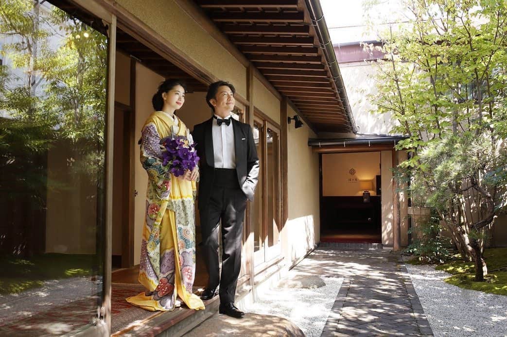 萬屋本店さんのインスタグラム写真 - (萬屋本店Instagram)「木の温もりや、緑に映える絞りの引振袖 これから嫁ぐ花嫁の初々しさを際立たせます」2月12日 8時59分 - kamakura.yorozuya