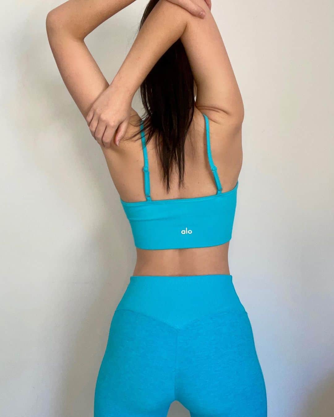 アデレード・ケインのインスタグラム：「Just kidding. Blues clues @aloyoga #brightaqua #alopartner」