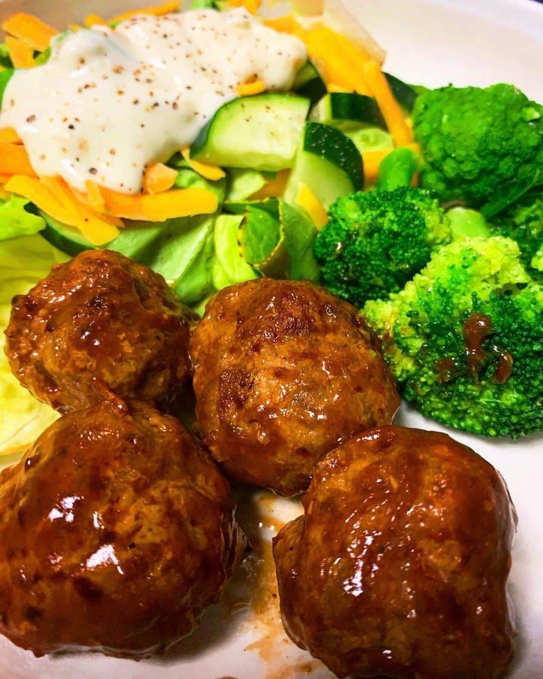 Flavorgod Seasoningsさんのインスタグラム写真 - (Flavorgod SeasoningsInstagram)「BBQ Keto Meatballs by @keto_rebel Seasoned with @flavorgod Honey BBQ Topper!⁠ -⁠ KETO friendly flavors available here ⬇️⁠ Click link in the bio -> @flavorgod⁠ www.flavorgod.com⁠ -⁠ You guys have to try this recipe! These are the most tender and flavorful meatballs! They literally couldn’t be easier to make and everyone always loves them.⁠ ⠀⁠ Here’s the recipe: ⤵️⁠ ⠀⁠ Ingredients:⁠ - 1 pound ground beef (80/20)⁠ - 1/4 cup finely minced onion, sautéed⁠ - 1/4 cup pork rind crumbs⁠ - 1 egg⁠ - splash of soy sauce⁠ - 1 tsp @flavorgod Honey BBQ seasoning⁠ - 1/2 tsp garlic powder⁠ - salt and pepper, to taste⁠ - any sugar-free BBQ sauce you prefer. I like @ghughessugarfree⁠ ⠀⁠ Instructions:⁠ * In a medium bowl, using your hands combine all ingredients together. Avoid over mixing since that usually results in tough meatballs.⁠ ⠀⁠ * Take about 2 Tbsp of mixture and roll it into golf-ball-sized balls.⁠ ⠀⁠ * Place meatballs in a single layer in the air fryer. Turn air fryer to 375 degrees.�⁠ * Cook meatballs for 10-12 minutes or until browned and the center of the meatball is fully cooked.⁠ ⠀⁠ * Remove the meatballs from the air fryer and toss in your sugar-free BBQ sauce.⁠ -⁠ Flavor God Seasonings are:⁠ ✅ZERO CALORIES PER SERVING⁠ ✅MADE FRESH⁠ ✅MADE LOCALLY IN US⁠ ✅FREE GIFTS AT CHECKOUT⁠ ✅GLUTEN FREE⁠ ✅#PALEO & #KETO FRIENDLY⁠ -⁠ #food #foodie #flavorgod #seasonings #glutenfree #mealprep #seasonings #breakfast #lunch #dinner #yummy #delicious #foodporn」2月12日 9時01分 - flavorgod