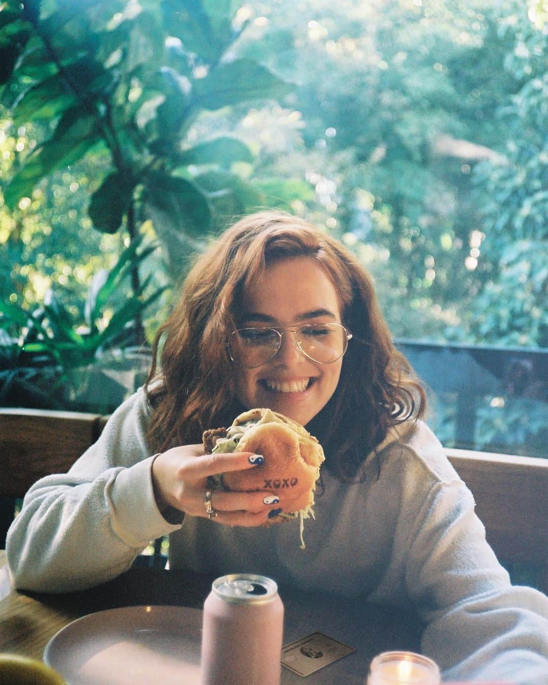 ゾーイ・ドゥイッチのインスタグラム：「find someone who looks at you the way i look at fried chicky. #ad in celebration of the return of the @americanexpress Rose Gold Card design -- u can get a special limited-edition Rose Gold Meal exclusively through @ubereats, this weekend only (feb 13-14) in nyc and la (while supplies last) yAyYyY #AmexAmbassador #AmexGold」