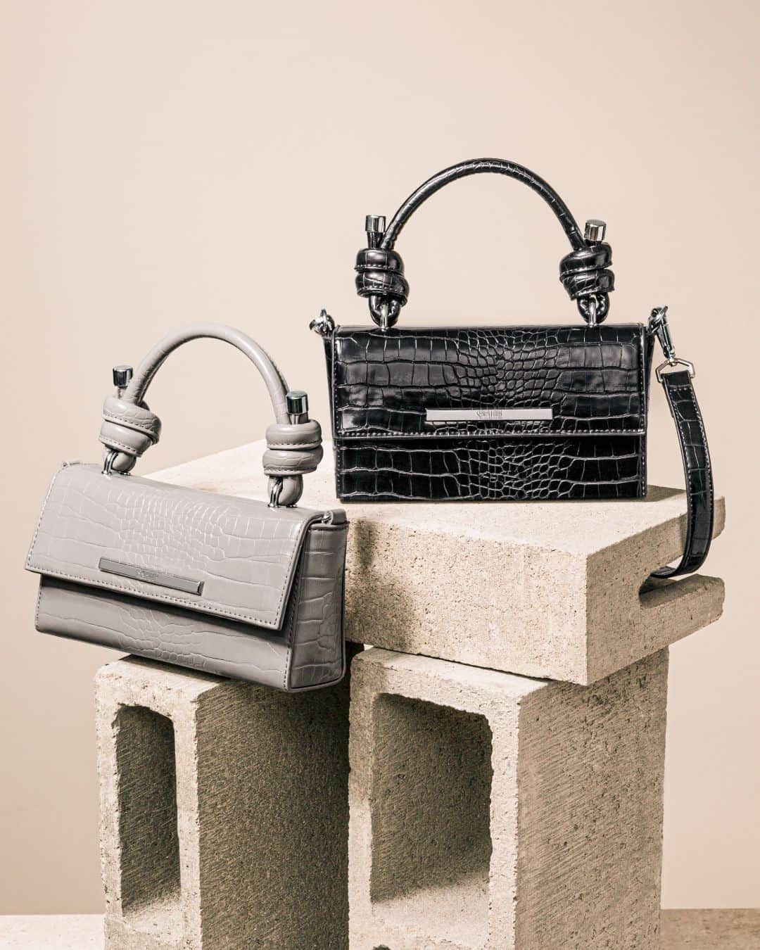 Santa Lollaのインスタグラム：「Os charmosos nós na base das alças e o formato geométrico fazem dessa bolsa um super acessório que acrescenta personalidade a qualquer look. Em tons neutros, ela pode ser usada com absolutamente tudo! [ R$299,90 cada ] #santalollaverao21 #rockerstyle #SLhandbags #croco #statementbags」