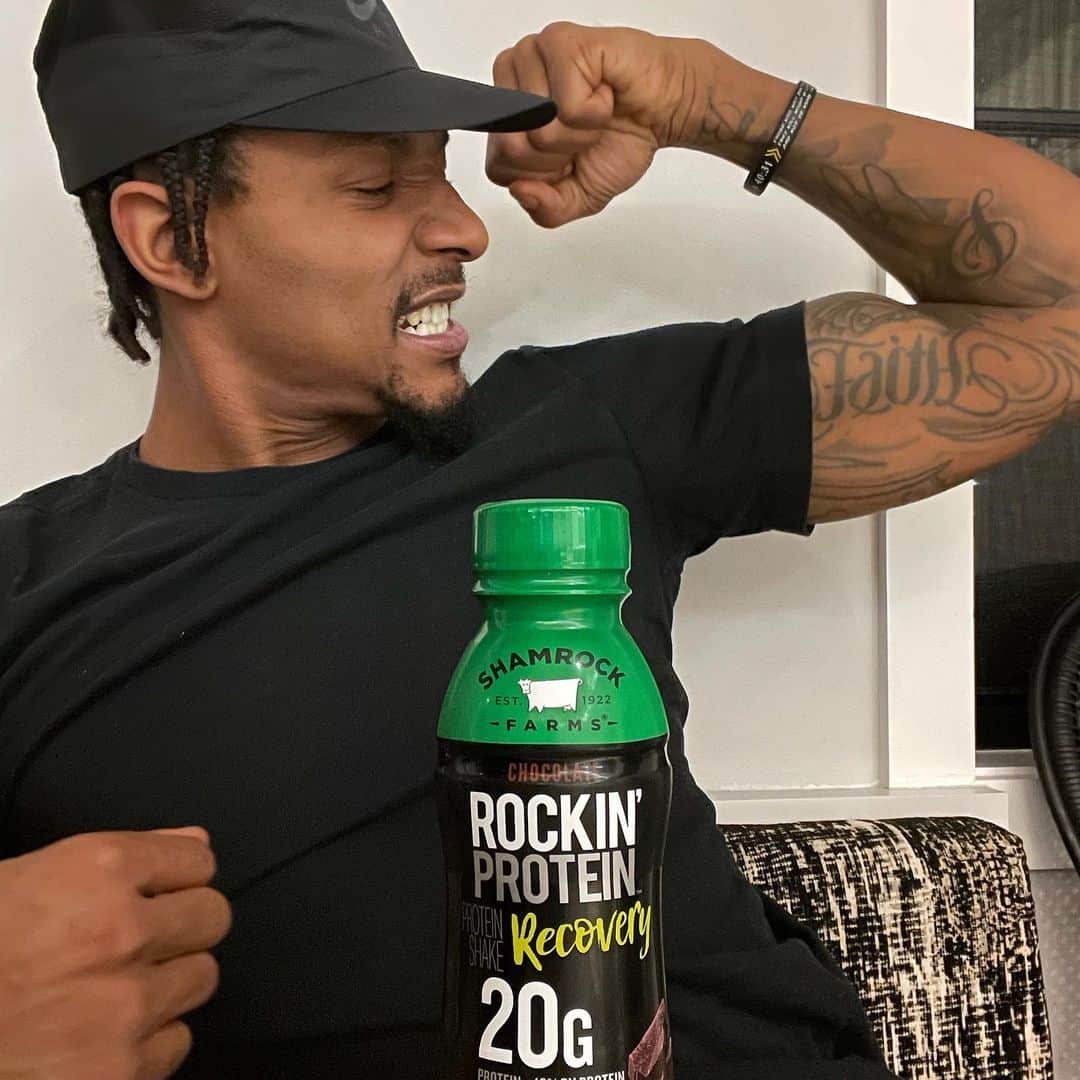 ブラッドリー・ビールのインスタグラム：「On the court success requires hard work and dedication off the court. Pumped to announce I’m officially partnering with @RockinProtein. The best-tasting protein beverage made from delicious @ShamrockFarmsMilk 💪 #TeamRockin #RockinProteinPartner」