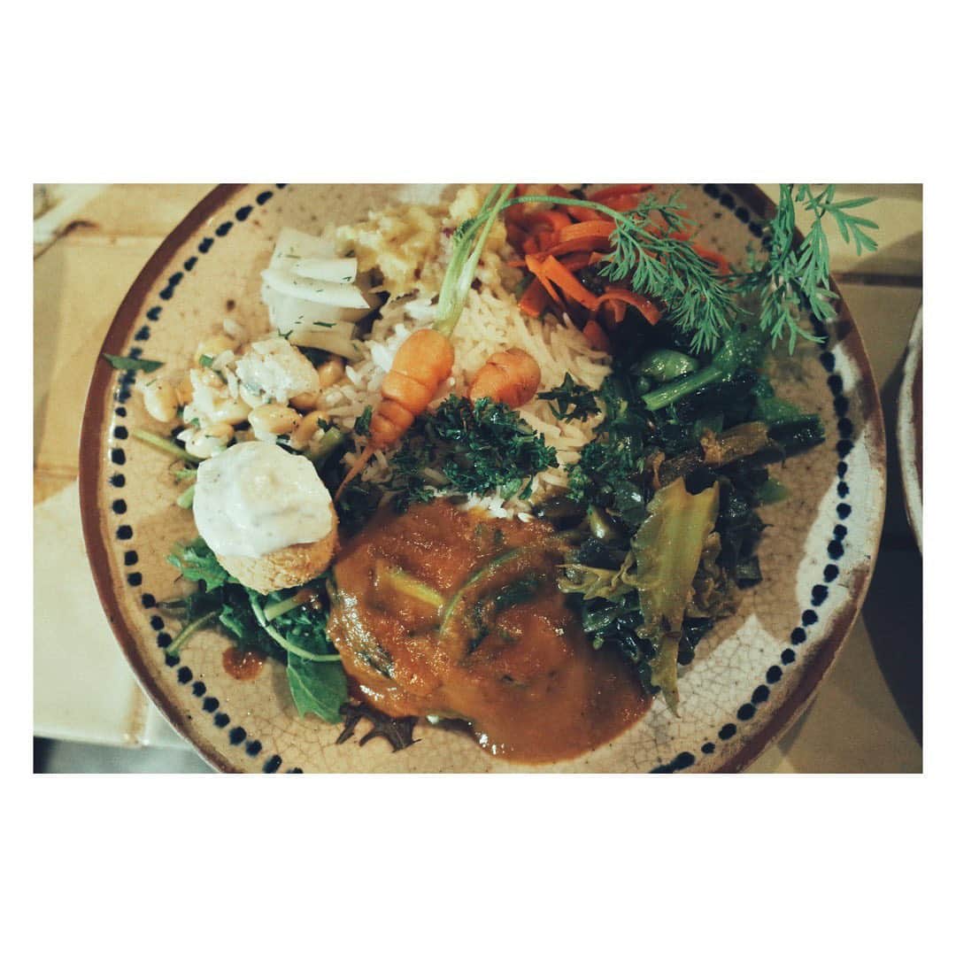弥香さんのインスタグラム写真 - (弥香Instagram)「モリモリたべてもらいたくて◎ にんじんは生のまま🥕  野菜で楽しく 料理するの スパイスたちが盛り上げてくれる◎  今日もありがとう おつかれ 良い夢みよう #ででぽぽ #スパイシーなででぽぽ」2月12日 0時04分 - micanjuice
