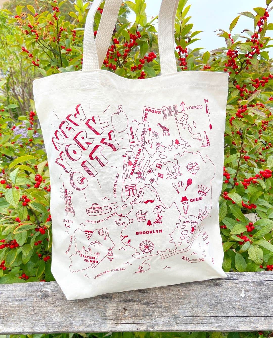 のインスタグラム：「Meet The Market Tote: This tote is a must-have for running errands or going to the grocery store! It is made of a sturdy 10 oz cotton and has a pocket! Made with lots of love right here in Brooklyn, too.」