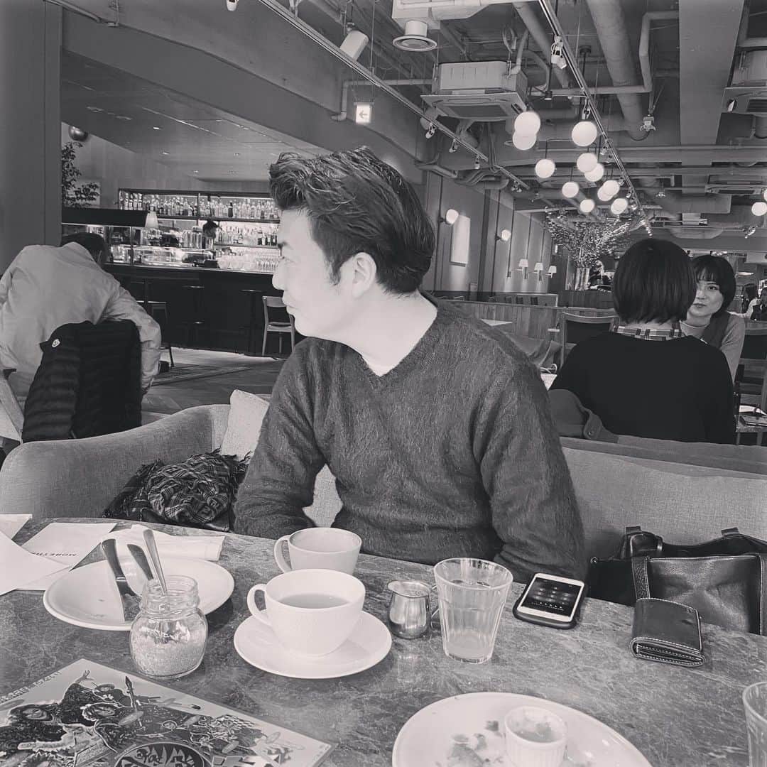 のインスタグラム：「先日は、 久々に浅井氏とランチ👱🏽‍♂️💙🍽🥗🥩 何年振りだろ！？ 多分少なくとも8年振りくらい…😂 これからはまたちょいちょい集合しよう！！ さすが血筋だねー。 劇団☆新感線のプロデューサーさんだよ！！ 浅井さん、あとは、小林のコーディネート任せたよ！！笑笑  #tokyo #japan #love #friends #東京 #劇団新感線」