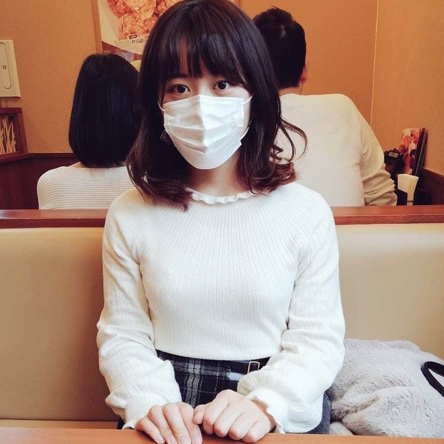 渡辺彩乃のインスタグラム：「2/10ニットの日過ぎちゃった🤣  #ニットの日 #白ニット #白コーデ #マスク #髪伸びた #おてて #かわいい #料理 #まだかな #にゃお」