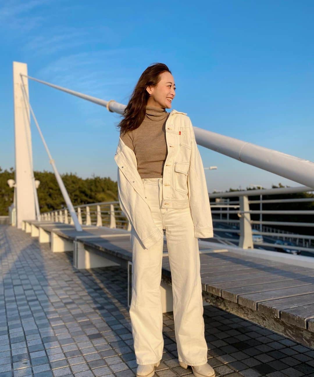 難波礼華のインスタグラム：「@levis_japan  ホワイトデニム🤍 春服早く着たいねぇ〜😽 #リーバイスレッド#LevisRed」