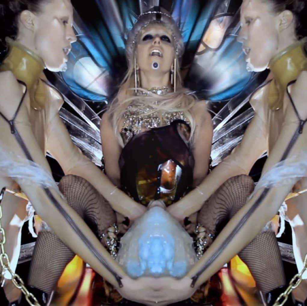 ニコラ・フォルミケッティさんのインスタグラム写真 - (ニコラ・フォルミケッティInstagram)「10 years ago today @ladygaga released BORN THIS WAY ❤️ video director by @nick_knight  fashion by me 💙💚💛🧡💜❤️」2月12日 0時17分 - nicolaformichetti