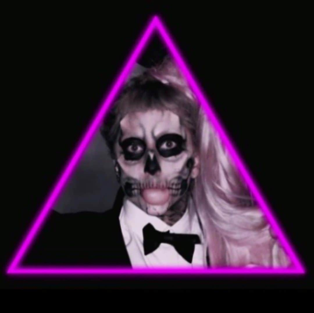 ニコラ・フォルミケッティさんのインスタグラム写真 - (ニコラ・フォルミケッティInstagram)「10 years ago today @ladygaga released BORN THIS WAY ❤️ video director by @nick_knight  fashion by me 💙💚💛🧡💜❤️」2月12日 0時17分 - nicolaformichetti