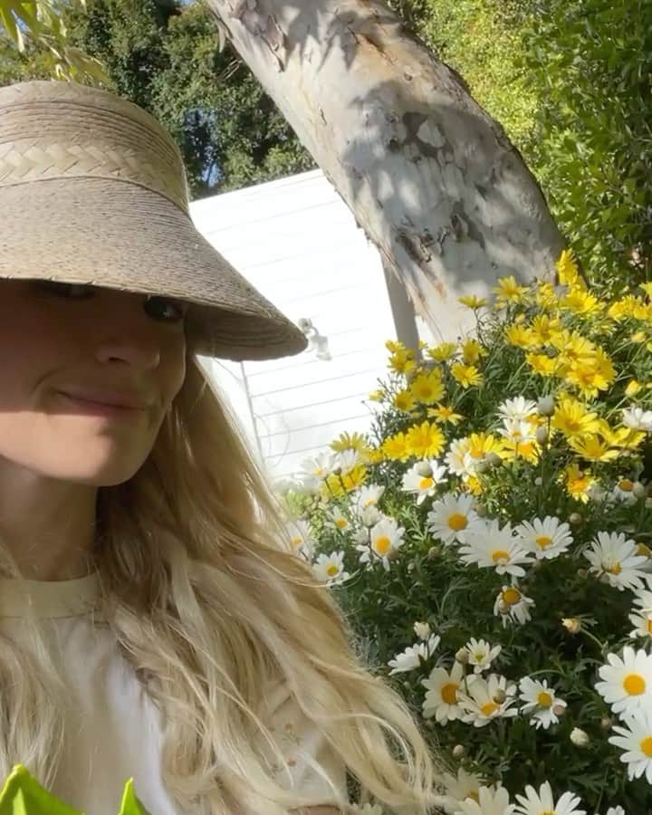 ベス・ベアーズのインスタグラム：「Me + 🌼🌼= 🤗🥰 shout out  @burpeegardening for all my fav gardening gear and essentials!」
