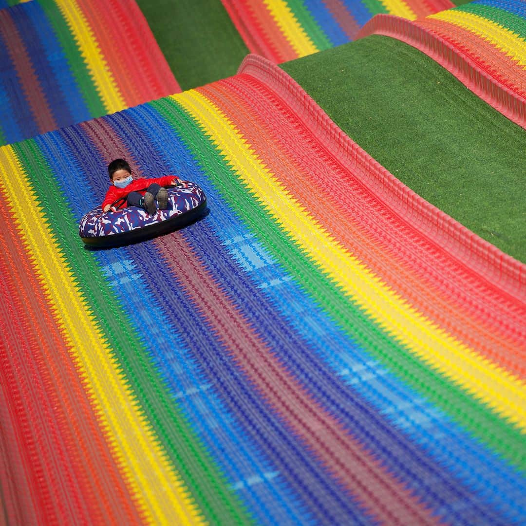 AFP通信さんのインスタグラム写真 - (AFP通信Instagram)「AFP Photo 📷 @noelcelis - A boy rides on a slide at a mall in Beijing. February, 2021.」2月12日 0時24分 - afpphoto