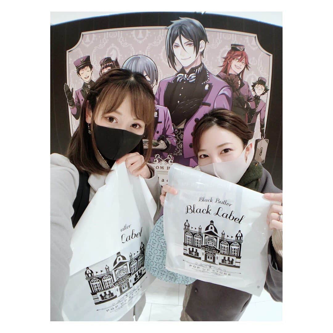 小河結香のインスタグラム：「黒執事ポップアップ⚰🦇 しほちゃんと行ってきた🥰 ホントはツイステカフェ行きたかったんだけど コロナで入れなかった😭 でも枢やな先生大好きな私からすれば 黒執事ポップアップストアが 名古屋でやってくれただけで感謝💖 色々買ったけど1番のお気に入りは ファントム社のトランプ🃏 今回の新作じゃないけど買えて嬉しい💕 今のご時世ヲタクはトランプで トランプしないから✋ 私はメタカみたいにお気に入りのカードだけ スリーブに入れて観賞用に保管してます✨ 今回の書き下ろしにスネークがいないのが 推しとしてちょっと悲しい💧 しほちゃんずっとシルバーとスネークが 一緒だって言ってくる🤣(確かに案件) 最近枢やな先生いろんな作品の 原案イラストやってるけどやっぱ1番は 黒執事のアニメ化続編お待ちしてます🥺 #黒執事 #黒執事ポップアップストア #ファントムホテル #アニヲタ #ヲタ活 #推し事 #ゆんのヲタ活記録」