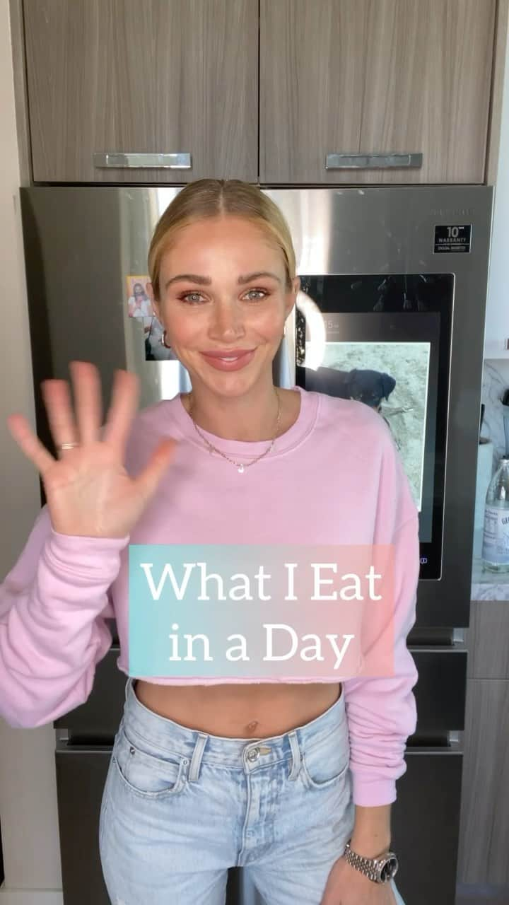 アリッサ・ジュリア・スミスのインスタグラム：「• What I Eat in a Day • 12 months of Clean & Intuitive Eating. 🫐🍳🥗  I tried every way of eating in my 20s.... vegetarian, vegan, raw, macrobiotic, paleo, keto etc. The last 12 months I’ve focused my attention on clean and intuitive eating. Listening to my my body instead of my mind or other people. So here’s what I have been eating... 1) as much organic and nutrient dense food as possible 2) very little dairy, grains or sugar 3) grass fed / wild caught protein. I’ve noticed major improvements to my digestion, sleep and overall energy. Food truly is the best medicine! 🤍 #whatieatinaday」