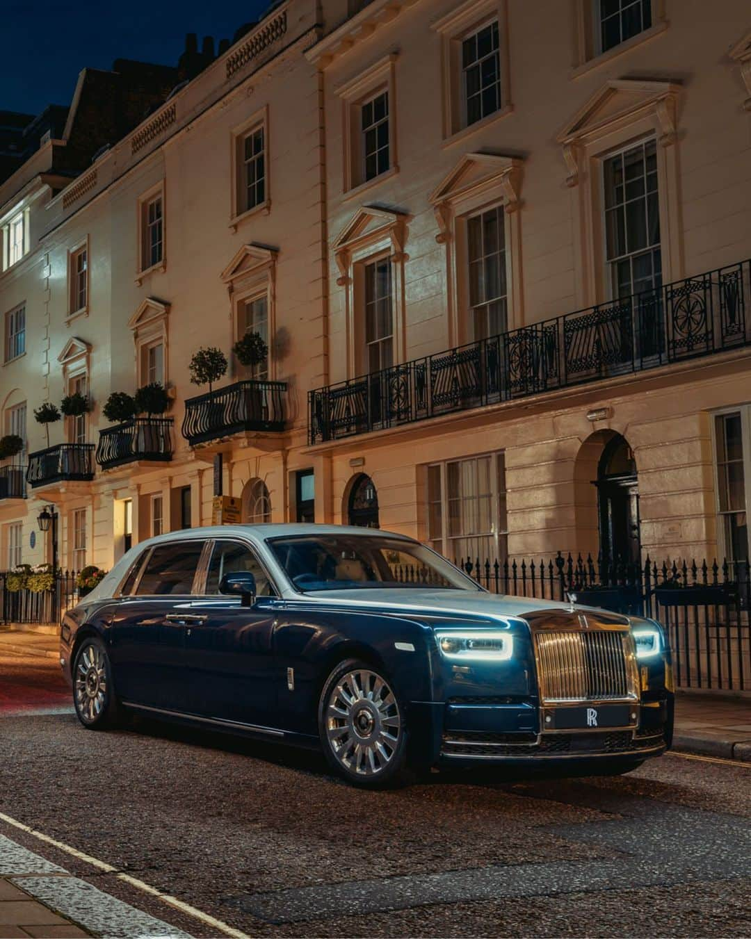 ロールス・ロイスのインスタグラム：「Phantom Extended represents the summit of luxury in a city brimming with activity. The quietest Rolls-Royce ever made, it glides with stately confidence across the nocturnal metropolis.  Discover #RollsRoycePhantomExtended; link in bio.  — NEDC (combined): CO2 emission: 329-328 g/km; Fuel consumption: 19.5-19.6 mpg / 14.5-14.4 l/100km. WLTP (combined): CO2 emission: 356-341 g/km; Fuel consumption: 18.0-18.8 mpg / 15.7-15.0 l/100km.」