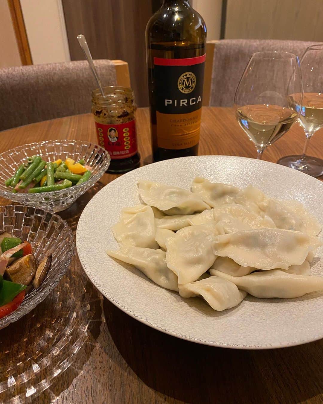のインスタグラム：「✨新年快乐✨ 中国は今日から春節連休がスタート！ 一年でいちばんのビッグイベント、ですが、 今年は居住地からの移動を控えるようにお達しがあり、 例年はガランとなる北京も、帰省を控えた人でいっぱいです。 　 中国、特に北方では、大晦日に家族で餃子を作って食べる風習があるそう。 我が家も初めて皮から手作りに挑戦💪🏻 　 お世話になっている中国の方からレシピを聞き、 捏ねて伸ばして包んで茹でて… 美味しくできました😋 　 夫はすっかりハマったようで、 今回の反省点を活かして連休中にもう一度作ろうと意気込んでいます🤣 　 そんなこんなで2021年の春節がスタートです！ 　 #北京生活  #beijinglife  #石沢綾子  #アナウンサー  #春節  #春节」