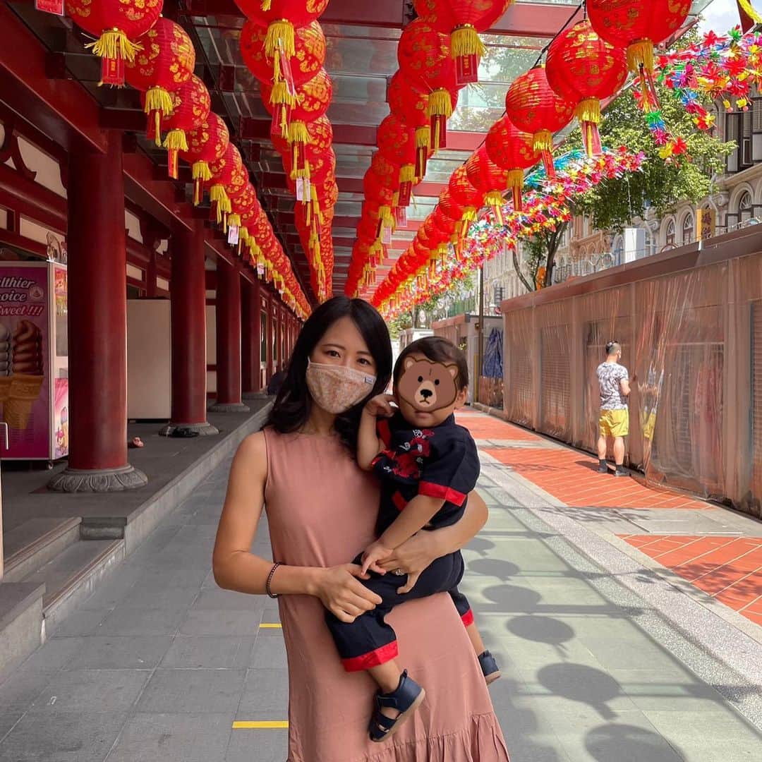 大西蘭さんのインスタグラム写真 - (大西蘭Instagram)「・ Chinese New Year のために新調した服を着せて写真を撮りに行って来ました📷 ・ 友人がおすすめしてくれたチャイナタウンにある寺院で撮影。 ・ たくさんのランタンが下がっていて、いい雰囲気の写真が撮れたとママは自己満足🤩 ・ 動き回る２歳児を相手に写真撮影は難しかったけど、いい記念になりました☺️ ・ ちなみに、この寺院、中も無料で見学できて、とても見応えがありました。息子と一緒なのでゆっくりは見られませんでしたが。２階もあるそうなので、次回は上がってみようと思います。 チャイナタウンに行かれる際は訪れてみてください😉 ・ ・ 📍 Buddha Tooth Relic Temple 288 South Bridge Rd, Singapore 058840 ・ ・ 👗ワンピース👗 @theeditorsmarket  この前初めて購入したのですが、裏地もついているし、生地が薄くなくてしっかりしていました。ファストファッションだと、ワンピースの生地がペラペラ、ってことがよくありますが、ここのワンピは違いました！しかも値段も手頃！45ドル💰また買おうと思います♬ ・ ・ #チャイニーズニューイヤー #チャイナタウンシンガポール #シンガポール生活 #シンガポール在住 #シンガポール子育て #シンガポール駐在  #theeditorsmarket」2月12日 0時32分 - onishiran
