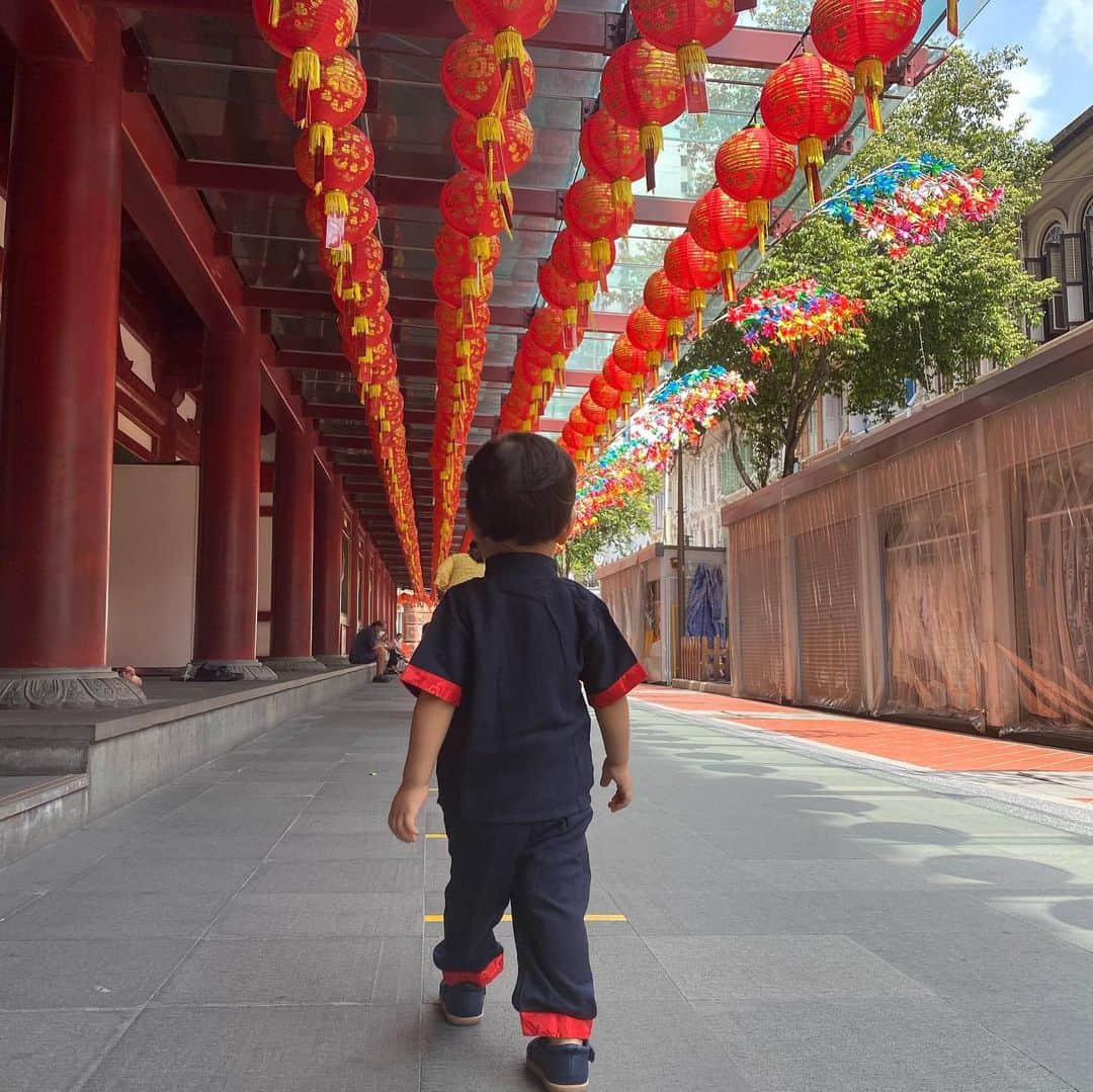 大西蘭さんのインスタグラム写真 - (大西蘭Instagram)「・ Chinese New Year のために新調した服を着せて写真を撮りに行って来ました📷 ・ 友人がおすすめしてくれたチャイナタウンにある寺院で撮影。 ・ たくさんのランタンが下がっていて、いい雰囲気の写真が撮れたとママは自己満足🤩 ・ 動き回る２歳児を相手に写真撮影は難しかったけど、いい記念になりました☺️ ・ ちなみに、この寺院、中も無料で見学できて、とても見応えがありました。息子と一緒なのでゆっくりは見られませんでしたが。２階もあるそうなので、次回は上がってみようと思います。 チャイナタウンに行かれる際は訪れてみてください😉 ・ ・ 📍 Buddha Tooth Relic Temple 288 South Bridge Rd, Singapore 058840 ・ ・ 👗ワンピース👗 @theeditorsmarket  この前初めて購入したのですが、裏地もついているし、生地が薄くなくてしっかりしていました。ファストファッションだと、ワンピースの生地がペラペラ、ってことがよくありますが、ここのワンピは違いました！しかも値段も手頃！45ドル💰また買おうと思います♬ ・ ・ #チャイニーズニューイヤー #チャイナタウンシンガポール #シンガポール生活 #シンガポール在住 #シンガポール子育て #シンガポール駐在  #theeditorsmarket」2月12日 0時32分 - onishiran