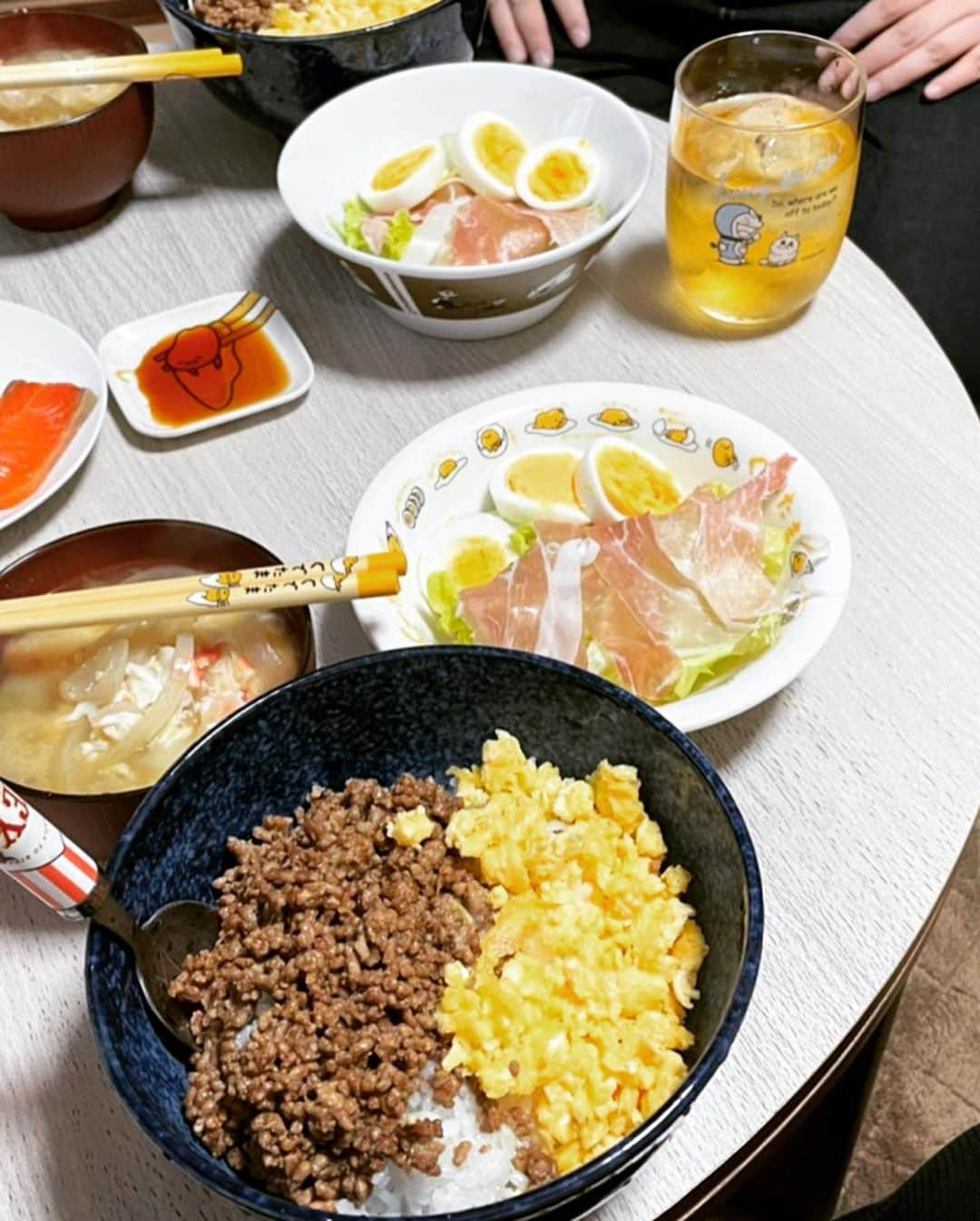 あんりのインスタグラム：「カニをいただいて、久々の自炊！！  カニの味噌汁 そぼろ丼 生ハムサラダ サーモン  同居人のたかぴん、いっぱいおかわりしてくれました！！  #料理 #未来の旦那様へお先にいただきます  #ぼる塾  #ピンタンパン  #たかぴんアラモード」