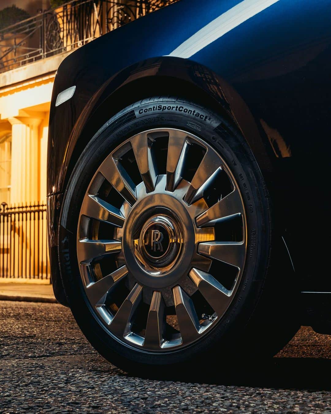ロールス・ロイスのインスタグラム：「Phantom sails through the night, commanding knowing eyes toward its formidable silhouette.  Discover #RollsRoycePhantomExtended; link in bio.  — NEDC (combined): CO2 emission: 329-328 g/km; Fuel consumption: 19.5-19.6 mpg / 14.5-14.4 l/100km. WLTP (combined): CO2 emission: 356-341 g/km; Fuel consumption: 18.0-18.8 mpg / 15.7-15.0 l/100km.」