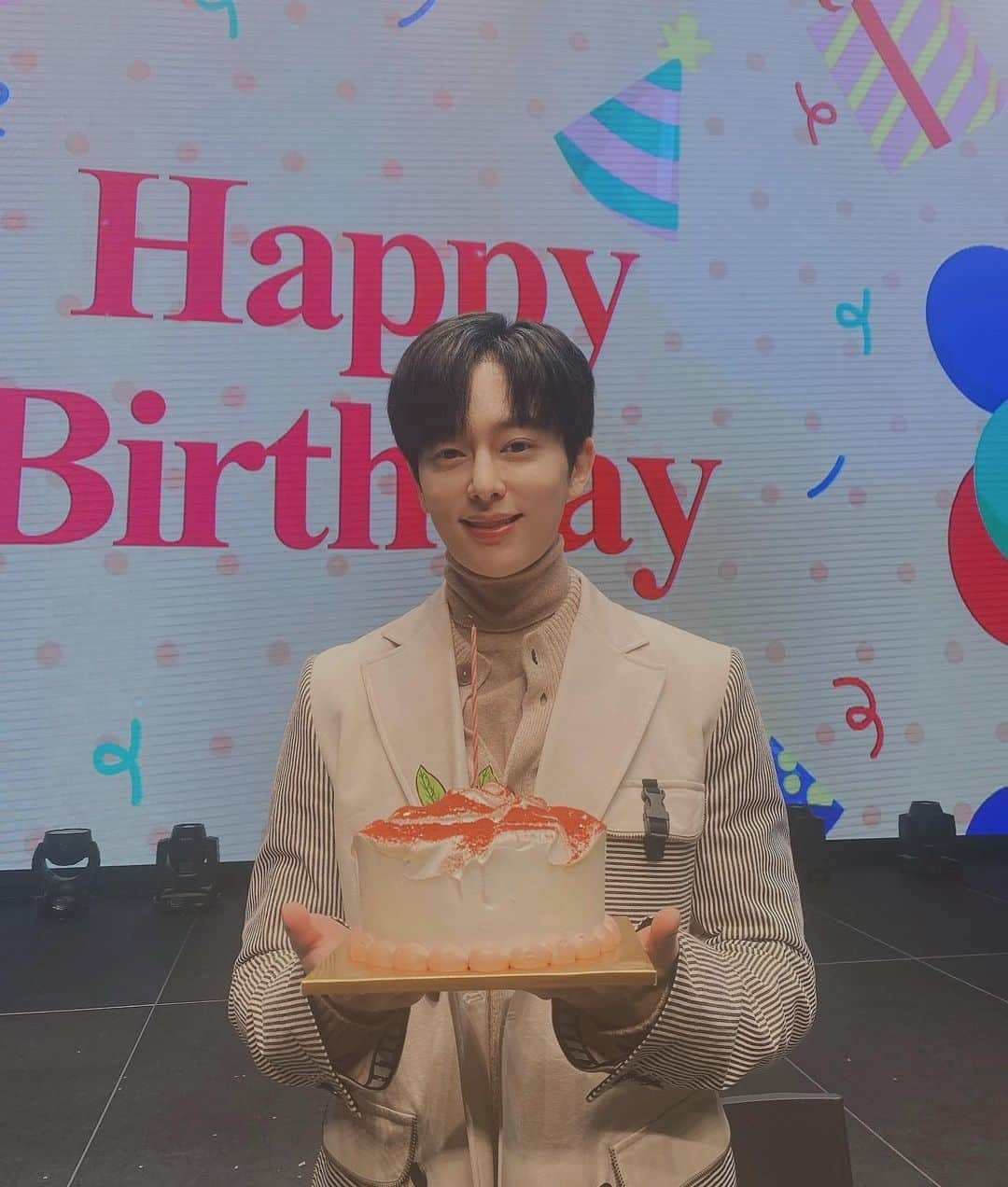 ドンヒョンのインスタグラム：「생일 축하해 주셔서 감사해요. 새해복 많이받으시구 연휴 잘 보내세요🖤」