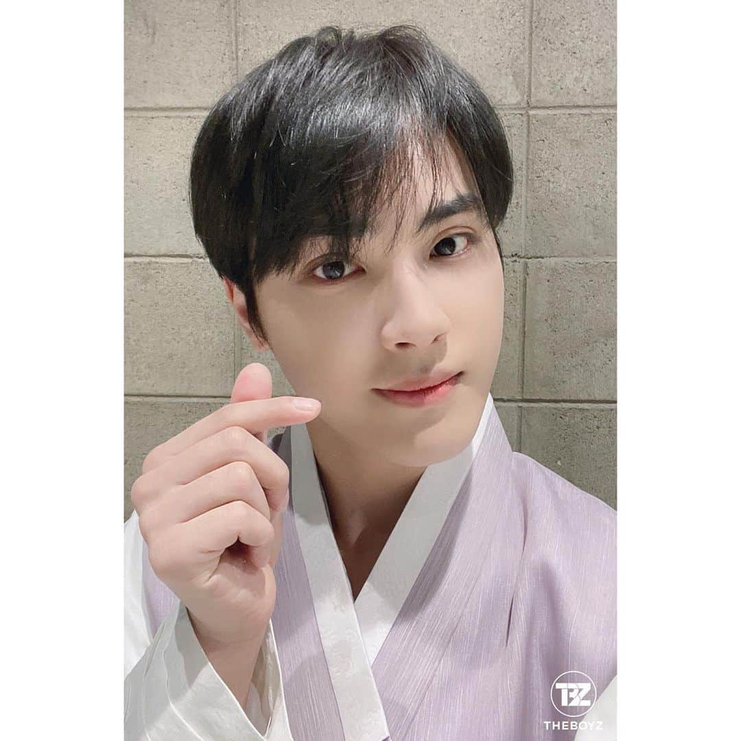 チュ・ハンニョンのインスタグラム：「210211 • [FANCAFE] "Hello. This is The Boyz's staff! The B! Happy New Year 2021🙇 Are you having a happy Lunar New Year holiday? 11 people wearing 11 colored hanbok, have a more fun Lunar New Year holiday with The Boyz!❤"」