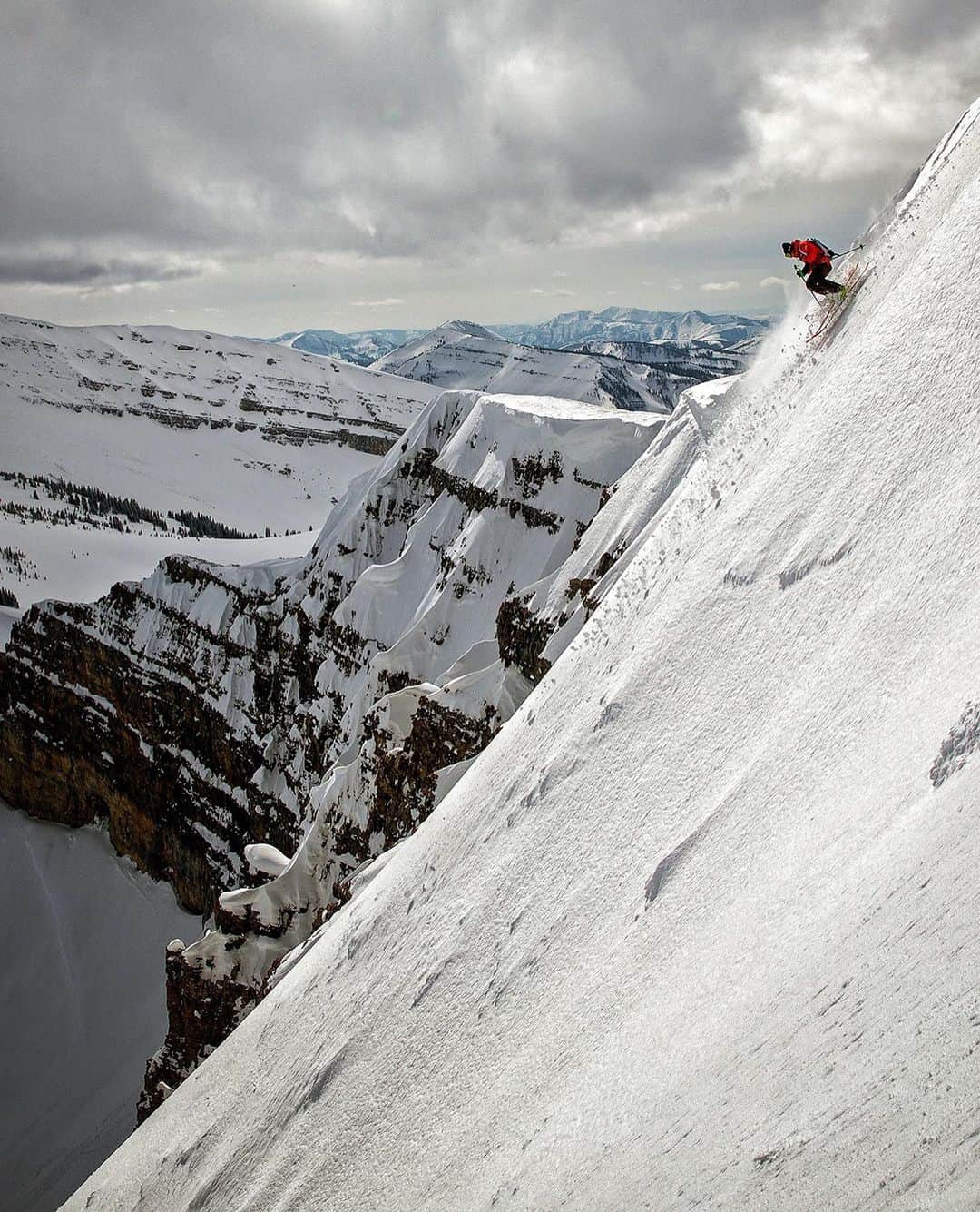 のインスタグラム：「Late afternoon jaunt to one of my favorites. Always twice as nice to scope this one from my living room mid day and see it untracked.  @thenorthface   📷 by @chrisfigenshau」