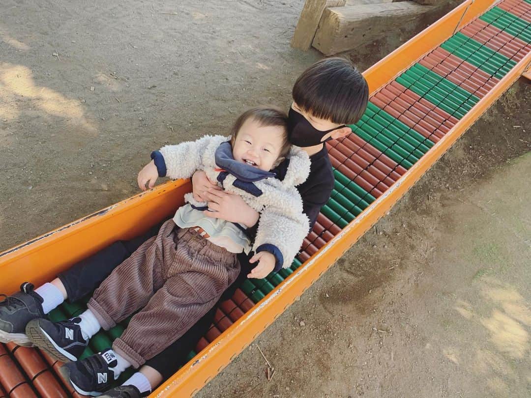 高見まなみのインスタグラム：「わが家のマスコット的存在な、たいちゃん。兄さんにまで溺愛されて、次男ってオトク！ 兄は小学生までのカウントダウン🌸準備しなきゃ！  #もうすぐ小学生」