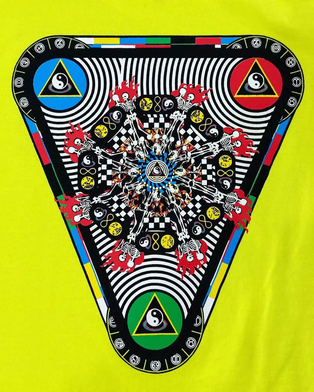 ケンゾーミナミのインスタグラム：「I forgot to post bunch of these but this also has been available.   𝐃𝐄𝐀𝐃 𝐅𝐄𝐄𝐋𝐈𝐍𝐆𝐒 / FW20 / “TRIANGLE REVOLVER” / NEON YELLOW / LONG SLEEVE T-SHIRT  (Sample photos 02/22/20)  @nepenthes.official @nepenthes_newyork #kenzominami」