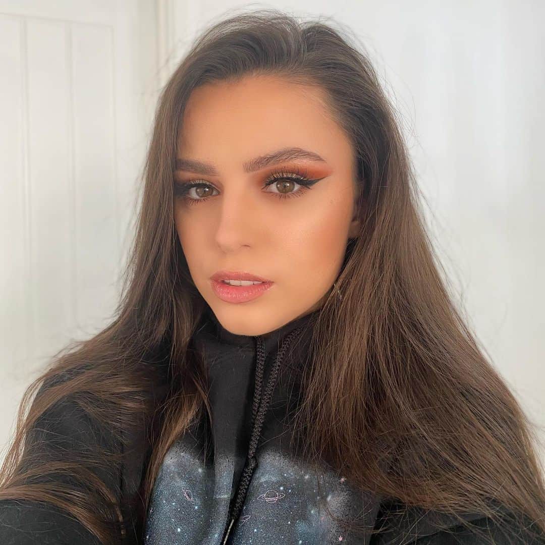 シェール・ロイドのインスタグラム：「I’ve been daydreaming. Thinking of all the things I’d like to do when it’s safe to do so again.  What’s on your list? 🥰」