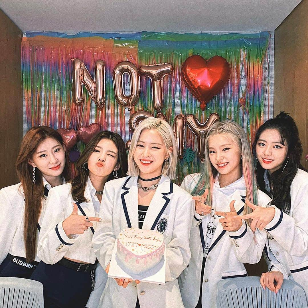 チェリョンさんのインスタグラム写真 - (チェリョンInstagram)「its been two years since these 5 talented girls debuted. thank you for everything. I'm grateful and proud of itzy. we'll always be here by your side & let's stay together forever! ❤️ happy 2nd anniversary itzy! 🎉 ㅤ #ITZY_2nd_Anniversary #있지믿지_2렇게_계속함께 #2YearsWithITZY  @itzy.all.in.us」2月12日 0時53分 - chaeryeongs.itzy