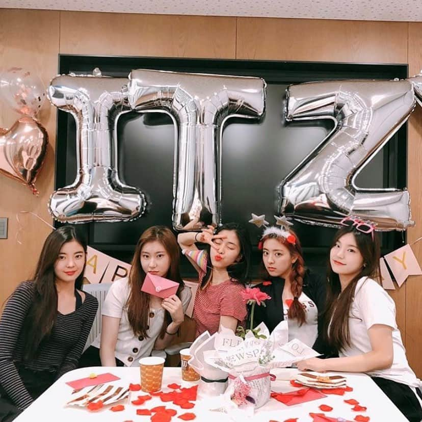 チェリョンさんのインスタグラム写真 - (チェリョンInstagram)「its been two years since these 5 talented girls debuted. thank you for everything. I'm grateful and proud of itzy. we'll always be here by your side & let's stay together forever! ❤️ happy 2nd anniversary itzy! 🎉 ㅤ #ITZY_2nd_Anniversary #있지믿지_2렇게_계속함께 #2YearsWithITZY  @itzy.all.in.us」2月12日 0時53分 - chaeryeongs.itzy