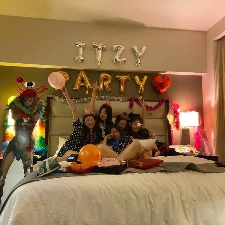 チェリョンさんのインスタグラム写真 - (チェリョンInstagram)「its been two years since these 5 talented girls debuted. thank you for everything. I'm grateful and proud of itzy. we'll always be here by your side & let's stay together forever! ❤️ happy 2nd anniversary itzy! 🎉 ㅤ #ITZY_2nd_Anniversary #있지믿지_2렇게_계속함께 #2YearsWithITZY  @itzy.all.in.us」2月12日 0時53分 - chaeryeongs.itzy