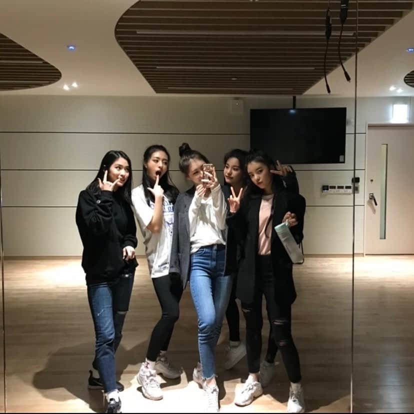 チェリョンさんのインスタグラム写真 - (チェリョンInstagram)「its been two years since these 5 talented girls debuted. thank you for everything. I'm grateful and proud of itzy. we'll always be here by your side & let's stay together forever! ❤️ happy 2nd anniversary itzy! 🎉 ㅤ #ITZY_2nd_Anniversary #있지믿지_2렇게_계속함께 #2YearsWithITZY  @itzy.all.in.us」2月12日 0時53分 - chaeryeongs.itzy