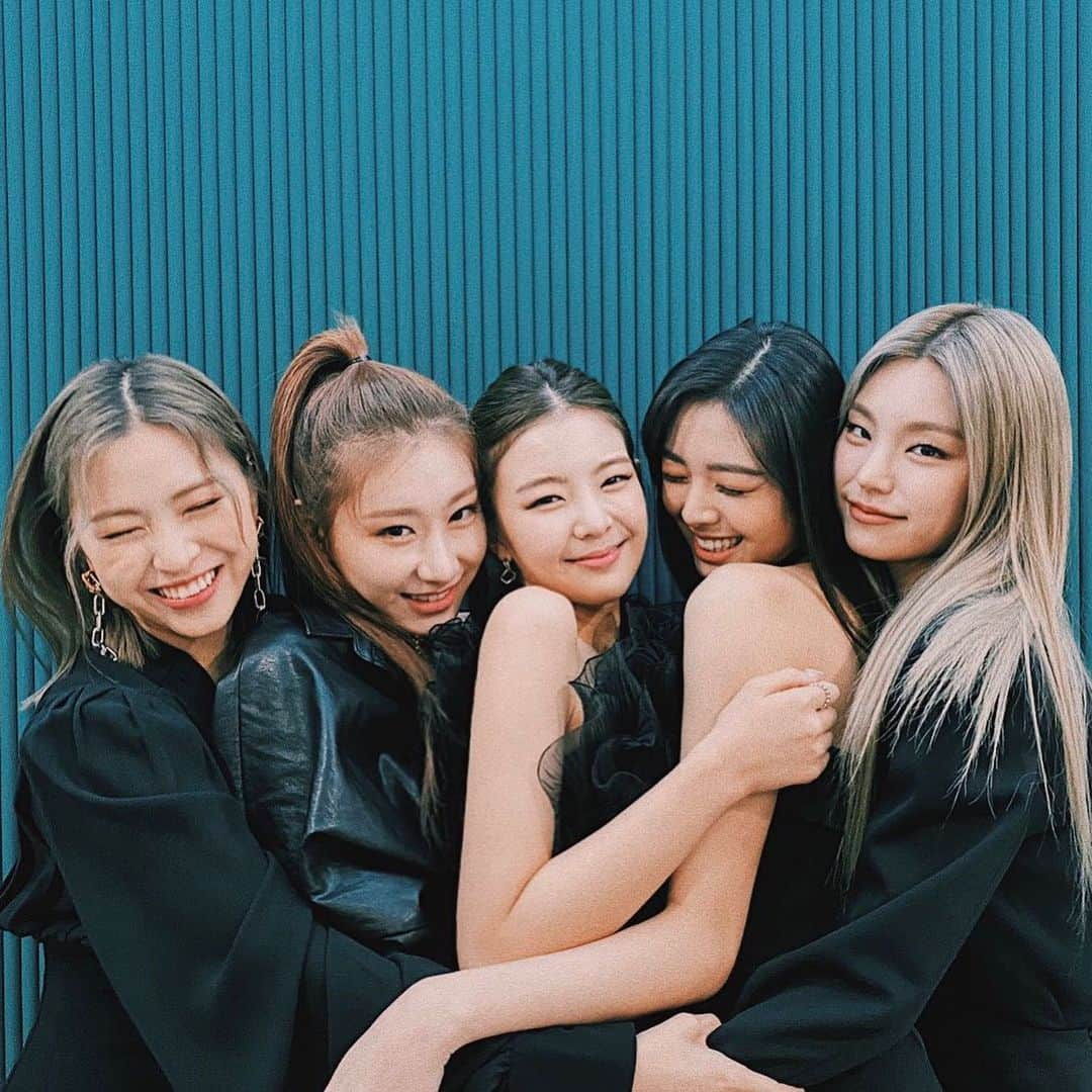 チェリョンさんのインスタグラム写真 - (チェリョンInstagram)「its been two years since these 5 talented girls debuted. thank you for everything. I'm grateful and proud of itzy. we'll always be here by your side & let's stay together forever! ❤️ happy 2nd anniversary itzy! 🎉 ㅤ #ITZY_2nd_Anniversary #있지믿지_2렇게_계속함께 #2YearsWithITZY  @itzy.all.in.us」2月12日 0時53分 - chaeryeongs.itzy