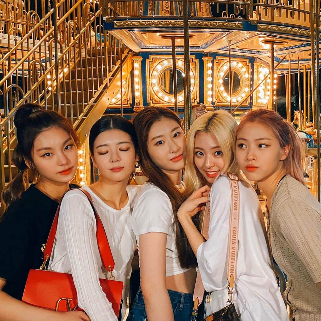 チェリョンさんのインスタグラム写真 - (チェリョンInstagram)「its been two years since these 5 talented girls debuted. thank you for everything. I'm grateful and proud of itzy. we'll always be here by your side & let's stay together forever! ❤️ happy 2nd anniversary itzy! 🎉 ㅤ #ITZY_2nd_Anniversary #있지믿지_2렇게_계속함께 #2YearsWithITZY  @itzy.all.in.us」2月12日 0時53分 - chaeryeongs.itzy