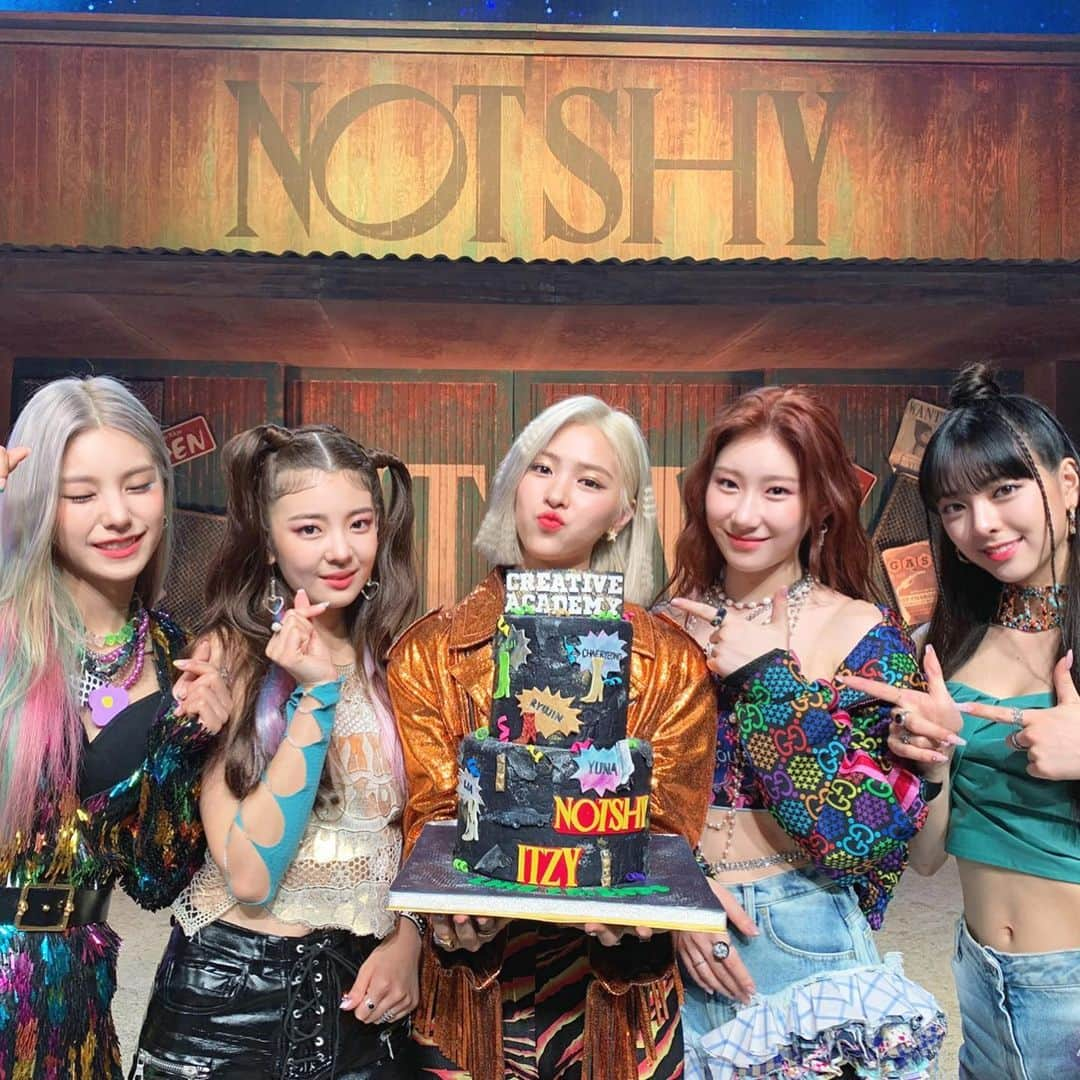 チェリョンさんのインスタグラム写真 - (チェリョンInstagram)「its been two years since these 5 talented girls debuted. thank you for everything. I'm grateful and proud of itzy. we'll always be here by your side & let's stay together forever! ❤️ happy 2nd anniversary itzy! 🎉 ㅤ #ITZY_2nd_Anniversary #있지믿지_2렇게_계속함께 #2YearsWithITZY  @itzy.all.in.us」2月12日 0時53分 - chaeryeongs.itzy