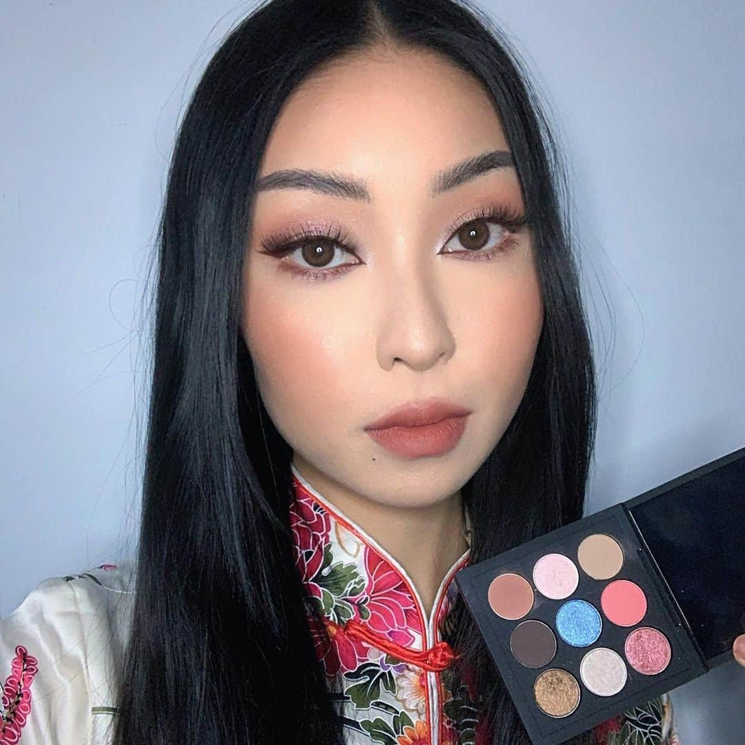 M·A·C Cosmetics Canadaさんのインスタグラム写真 - (M·A·C Cosmetics CanadaInstagram)「Get lost in a rich wave of artful shades with the Eye Shadow x 9: Sea Of Plenty palette. Then, swipe 👉 to get lost in @silviousmua’s eyes in her #MACLunarNewYear look using the following products from the limited-edition #MACMoonMasterpiece collection:  🧧 Eye Shadow x 9: Sea Of Plenty 🧧 Extra Dimension Skinfinish in Double Gleam 🧧 Powder Blush (Duo) in Good Health, Great Wealth 🧧 Powder Kiss Lipstick in Healthy, Wealthy and Thriving  #Regram @maccosmeticsuk @silviousmua」2月12日 1時02分 - maccosmeticscanada