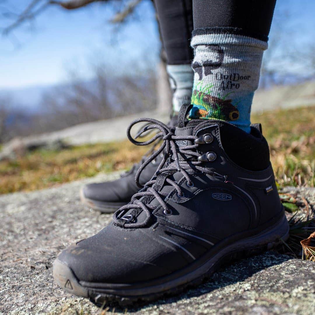 REIさんのインスタグラム写真 - (REIInstagram)「Our friends @outdoorafro worked with @smartwool to create a sock celebrating joy and community in the outdoors. It was created by Outdoor Afro volunteer leader and artist Leandra Taylor (@seasonal.lee), with hopes “the design inspires others to think about their favorite slice of nature".   Pull on a pair to show your support for Outdoor Afro. Learn more at the link in our bio.」2月12日 1時03分 - rei