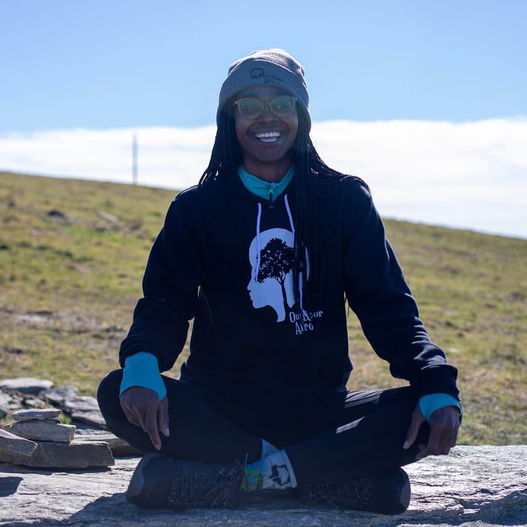 REIのインスタグラム：「Our friends @outdoorafro worked with @smartwool to create a sock celebrating joy and community in the outdoors. It was created by Outdoor Afro volunteer leader and artist Leandra Taylor (@seasonal.lee), with hopes “the design inspires others to think about their favorite slice of nature".   Pull on a pair to show your support for Outdoor Afro. Learn more at the link in our bio.」