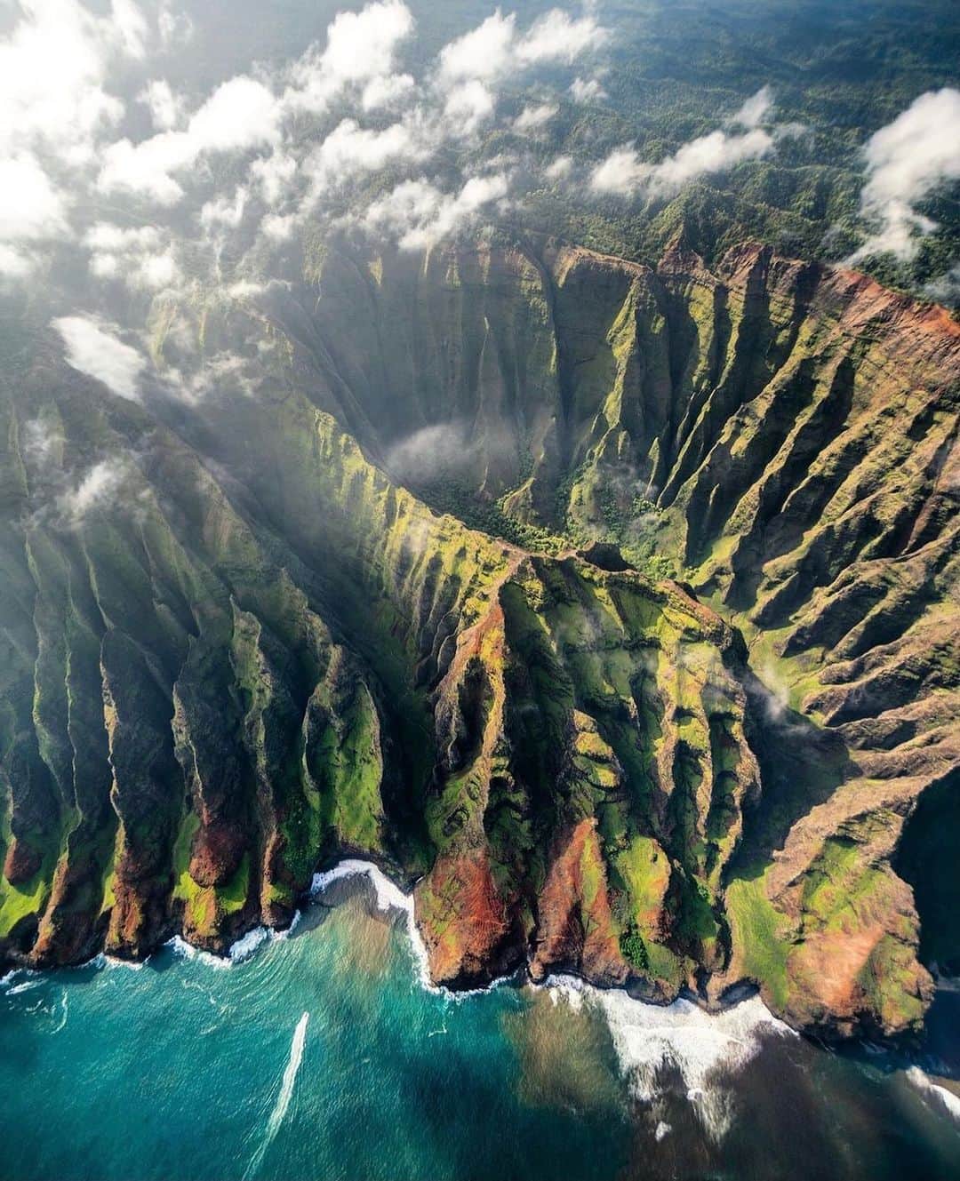 Earth Picsさんのインスタグラム写真 - (Earth PicsInstagram)「One of the most incredible coastlines, Nā Pali Coast, Hawaii by @chrisburkard」2月12日 1時03分 - earthpix