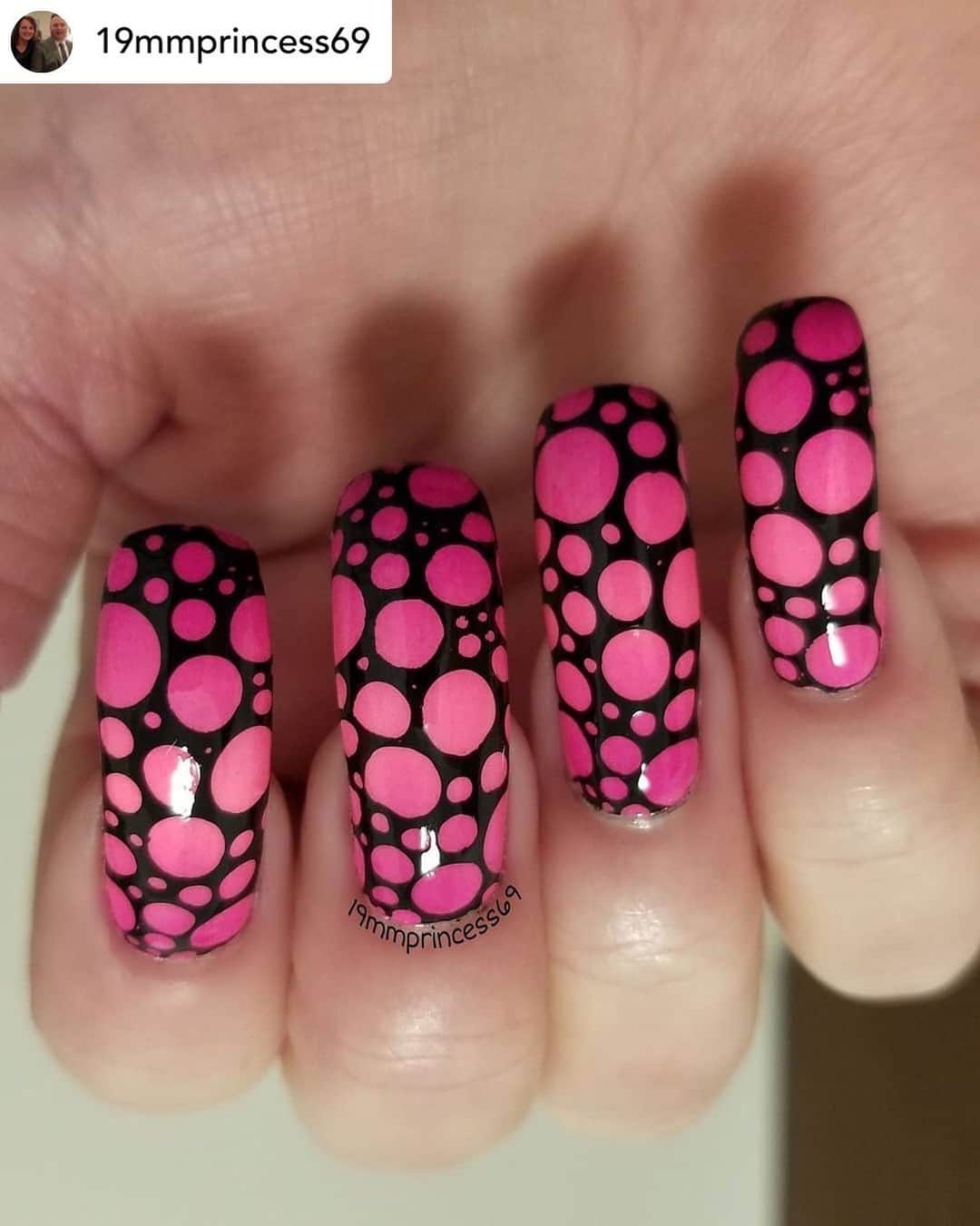 Nail Designsのインスタグラム：「Credit • @19mmprincess69 💖 Polka Dots 💖 @pink_wednailart Gradient is  Sittin Pretty,  Wrapped Around My Pink-y,  @salonperfect Stamped with As Black As Night @hit_the_bottle @beautometry  Plates- natural paradox @yourscosmetics Clear stamper @dewnailpolish Cuticle cover @ribbitsstickits Top coat @glistenandglow1  Acetone Additive and cuticle oil @unicornmagicskincare   💖💖💖💖 #mmprincessnails #nailswithigfriends  #hitthebottle  #beautometry #nailitdaily #notd #nails2inspire #nailsoftoday  #nailsofinstagram  #nailstagram #nailsofinsta #nailstampingaddict #stampednailaddict #stampednails #nailoftoday  #unicornmagicskincare  #nailartchallenge #nacentral  #nailartcentral  #nailartcollab  #nailspafeature  #nailstampingsisterhood #pinkwednesday  #pinknails💅  #pinknails #misschopinkthemewed  #salonperfect #polkadotnails #polkadots」
