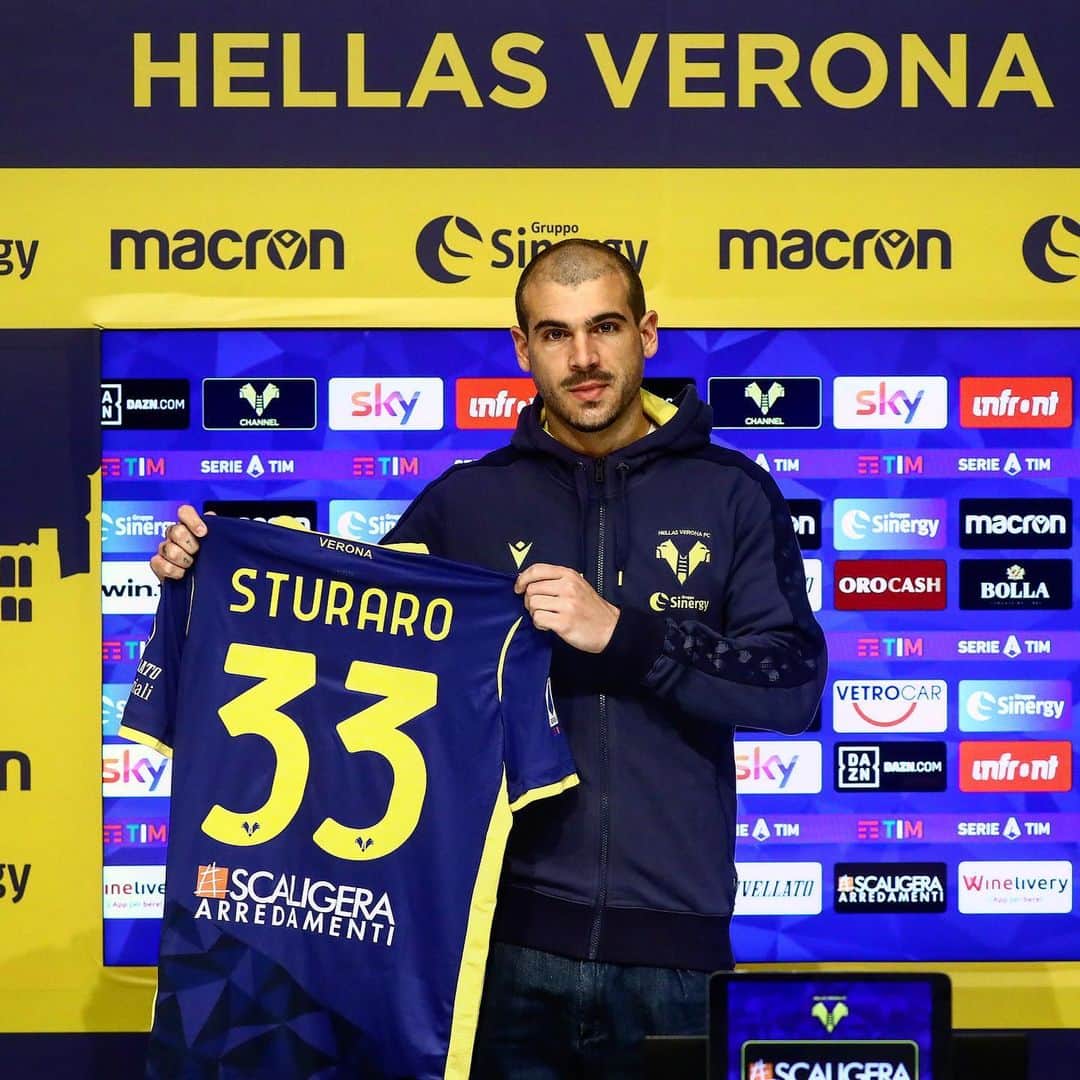 エラス・ヴェローナFCのインスタグラム：「“𝐶𝑟𝑒𝑑𝑜 𝑛𝑒𝑙 𝑙𝑎𝑣𝑜𝑟𝑜. 𝐸 𝑉𝑒𝑟𝑜𝑛𝑎 𝑒̀ 𝑖𝑙 𝑝𝑜𝑠𝑡𝑜 𝑔𝑖𝑢𝑠𝑡𝑜 𝑝𝑒𝑟 𝑓𝑎𝑟 𝑝𝑎𝑟𝑙𝑎𝑟𝑒 𝑖 𝑓𝑎𝑡𝑡𝑖“.  𝗦𝗦3️⃣3️⃣  #BenvenutoStefano #Sturaro #DaiVerona #lastoriAcontinuA」