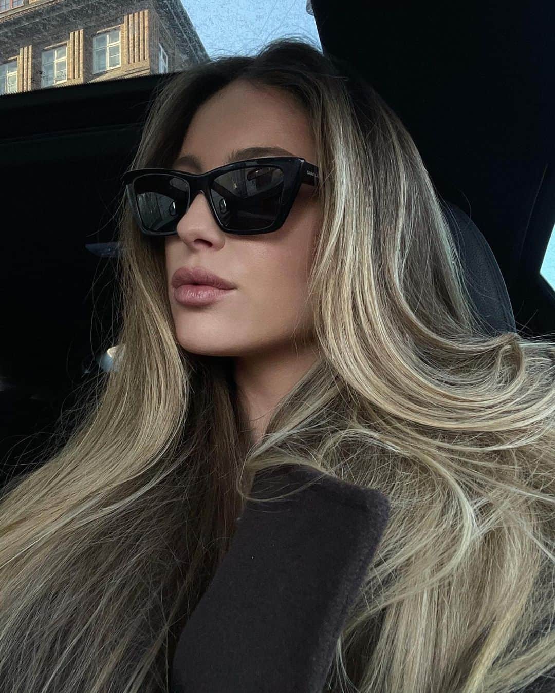 Mathilde Goehlerのインスタグラム：「Using my car as an escape from the -7 degrees 🥶」