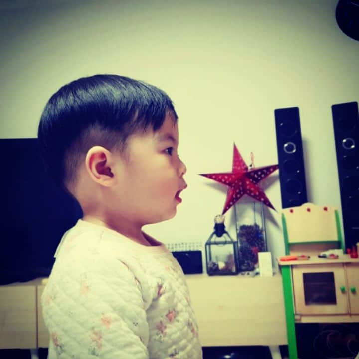 ミン・ヨンウォンのインスタグラム：「민서의 노래예욤♥️ 폭풍 성장과 폭풍 난장판🌈🌈🌈  넘 귀엽다가 힘들다가 기특하다가 무한반복  혼자 따라부르기 시작해서 다 하는게 넘 기특하네요. 처음엔 엄마 뚱뚱하다고 했는데 ㅋㄲㅋㅋ 요즘엔 잘하네요 ㅋ 일부러 그런걸까요? 엄마 살빼라고?  엄마 노래 못하는데 자꾸 노래시키는 아기 .. 노래 간신히 하면 계속 딴거 노래하라고 흑 ㅜㅜ B형 남친같은아들 밀땅하는 아들  오랫만에 할머니집 갔는데 뛴다고 민원들어와서 급하게 온 집 바닥에 이불이랑 매트리스 다 깔았는데 그위에 이거저거 다 쏟고 밟고 ㅜㅜ ㅎㅎㅎㅎㅎ ㅜㅜ  인테리어는 사치가 되어버린.. 어디에 뭐가 있는지도 모르고 남아나는게 없는  휴.. #엄마의삶 #일상기록 #23갤아기 #부산댁 #서울댁 #먹방 #푸드파이터#먹방요정  #사랑해  #육아일기 #신혼일기 #육아맘 #육아소통  #소통 #맞팔 #데일리 #황금돼지띠아들 #오오티디  #베이비스타그램  #babyboy」